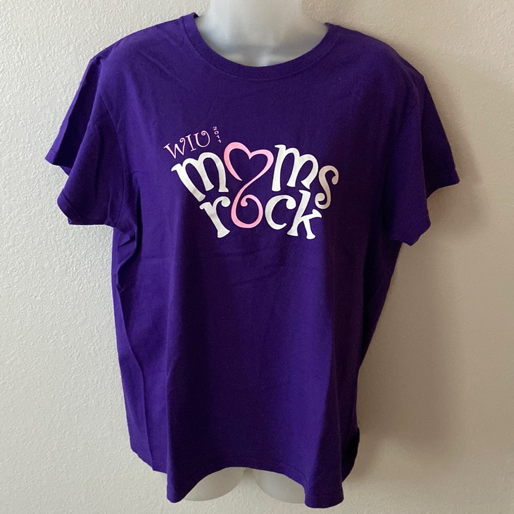 WESTERN ILLINOIS UNIVERSITY “WIU MOMS ROCK” 2011 T-shirt